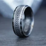 Anillo Vikingo 'Elder Futhark' de Acero Inoxidable con 24 Runas Nórdicas para Hombre