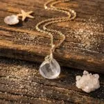 Collares boho de la clara percepción con piedras naturales facetadas