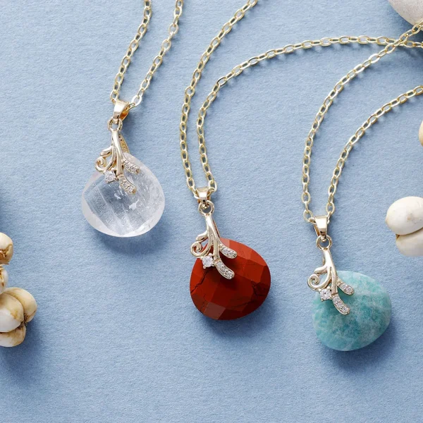 Collares boho de la clara percepción con piedras naturales facetadas