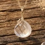 Collares boho de la clara percepción con piedras naturales facetadas