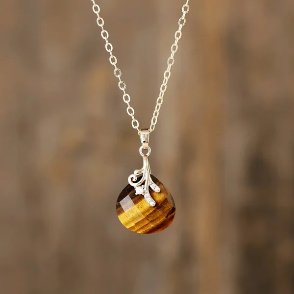 Collares boho de la clara percepción con piedras naturales facetadas