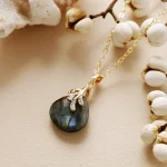 Collares boho de la clara percepción con piedras naturales facetadas