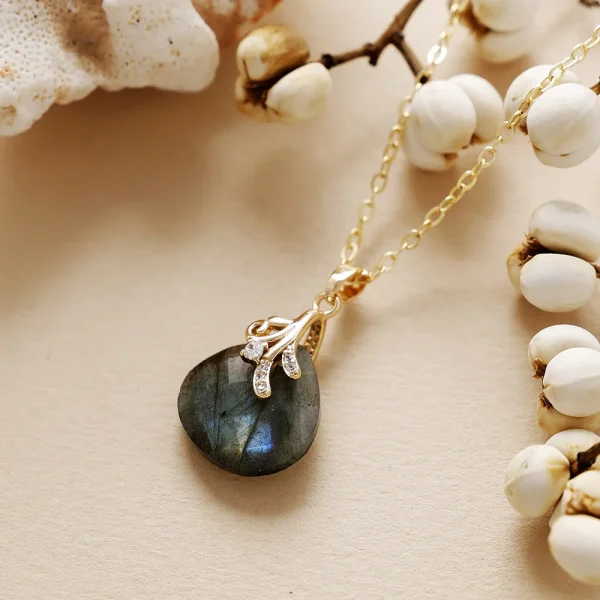 Collares boho de la clara percepción con piedras naturales facetadas