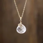 Collares boho de la clara percepción con piedras naturales facetadas