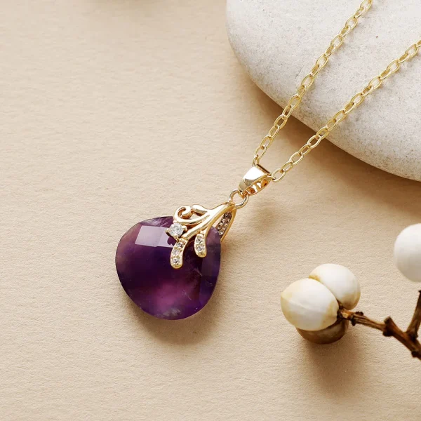 Collares boho de la clara percepción con piedras naturales facetadas