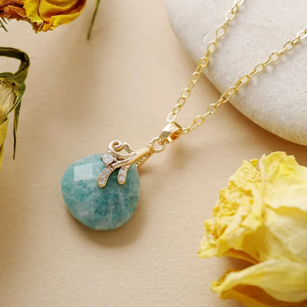 Collares boho de la clara percepción con piedras naturales facetadas
