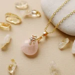 Collares boho de la clara percepción con piedras naturales facetadas