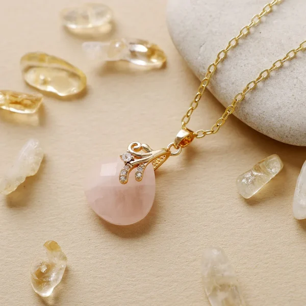 Collares boho de la clara percepción con piedras naturales facetadas