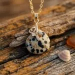 Collares boho de la clara percepción con piedras naturales facetadas