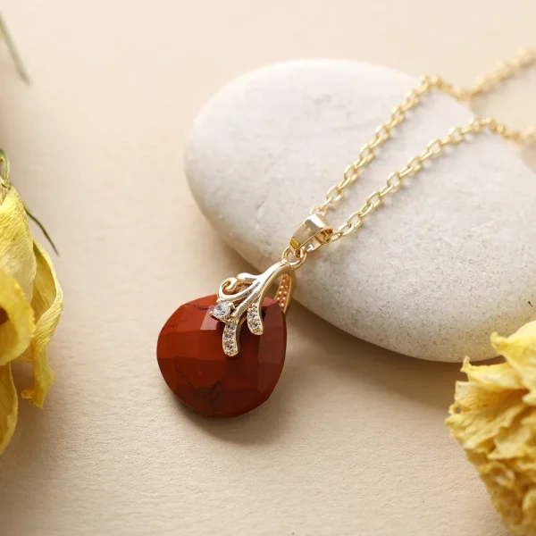 Collares boho de la clara percepción con piedras naturales facetadas