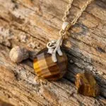 Collares boho de la clara percepción con piedras naturales facetadas