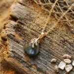 Collares boho de la clara percepción con piedras naturales facetadas