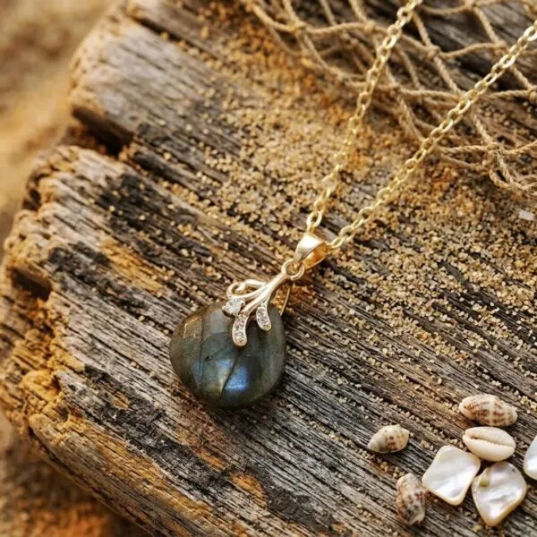 Collares boho de la clara percepción con piedras naturales facetadas