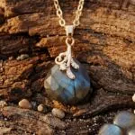 Collares boho de la clara percepción con piedras naturales facetadas