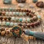 Collar Japa Mala OM de Amazonita y Jaspe Picasso – 108 cuentas de Meditación y Equilibrio Interior