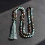 Collar Japa Mala OM de Amazonita y Jaspe Picasso – 108 cuentas de Meditación y Equilibrio Interior