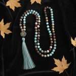 Collar Japa Mala OM de Amazonita y Jaspe Picasso – 108 cuentas de Meditación y Equilibrio Interior