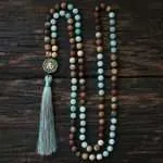 Collar Japa Mala OM de Amazonita y Jaspe Picasso – 108 cuentas de Meditación y Equilibrio Interior