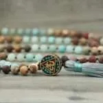 Collar Japa Mala OM de Amazonita y Jaspe Picasso – 108 cuentas de Meditación y Equilibrio Interior