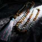 Collar Japa Mala OM de Amazonita y Jaspe Picasso – 108 cuentas de Meditación y Equilibrio Interior