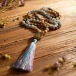 Collar Japa Mala OM de Amazonita y Jaspe Picasso – 108 cuentas de Meditación y Equilibrio Interior