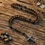 Rosario de Ojo de Tigre y Ónix Negro con cruz de Hematita