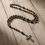 Rosario artesanal de Ojo de Tigre y Ónix Negro con cruz de Hematita