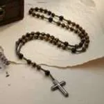 Rosario artesanal de Ojo de Tigre y Ónix Negro con cruz de Hematita