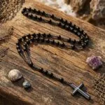 Rosario con piedras naturales de Ónix Negro y cruz de Hematita