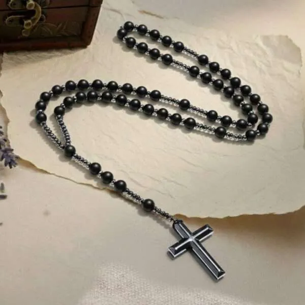Rosario artesanal con piedras naturales de Ónix Negro y cruz de Hematita