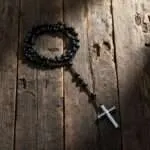 Rosario artesanal con piedras naturales de Ónix Negro y cruz de Hematita