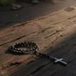 Rosario artesanal con piedras naturales de Ónix Negro y cruz de Hematita
