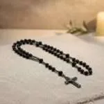 Rosario artesanal con piedras naturales de Ónix Negro y cruz de Hematita