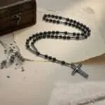 Rosario artesanal con piedras naturales de Ónix Negro y cruz de Hematita